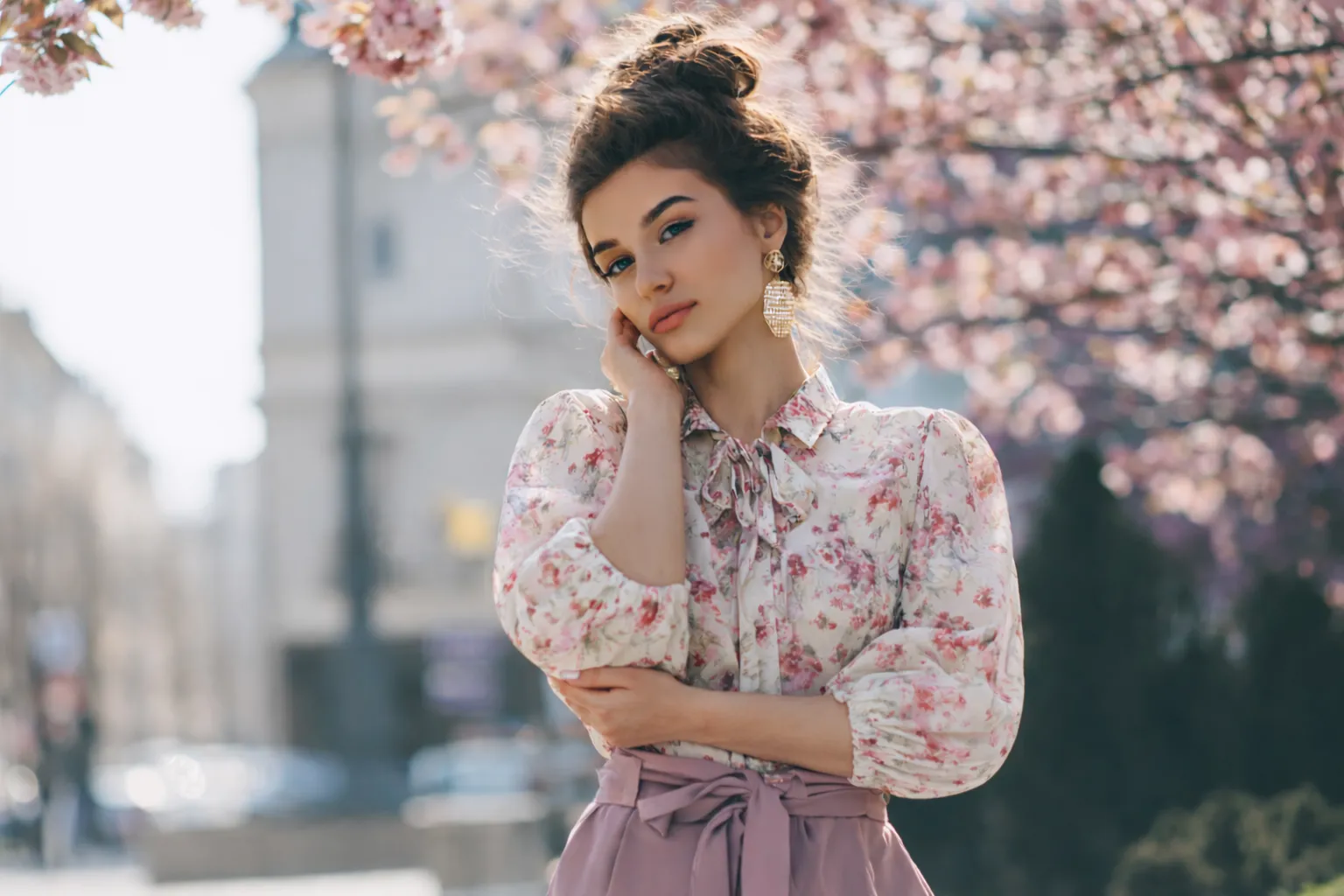 woman with a spring aesthetic look outside