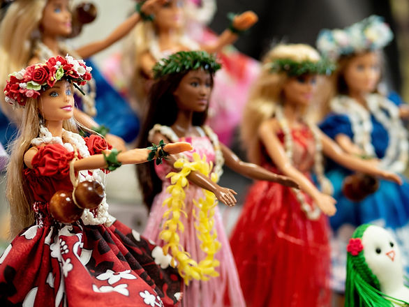 Barbie dolls hula dancing - Barbie-themed party